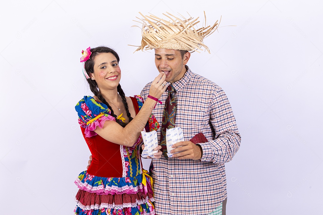 Casal usando roupas típicas de festas juninas