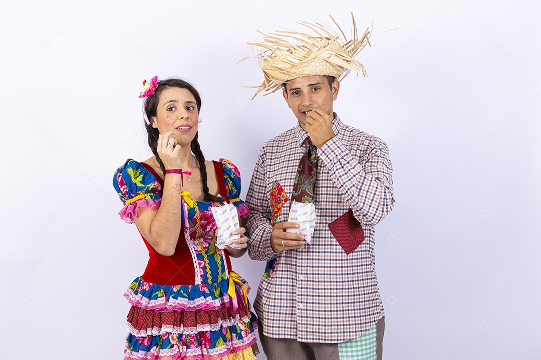 Casal usando roupas típicas de festas juninas