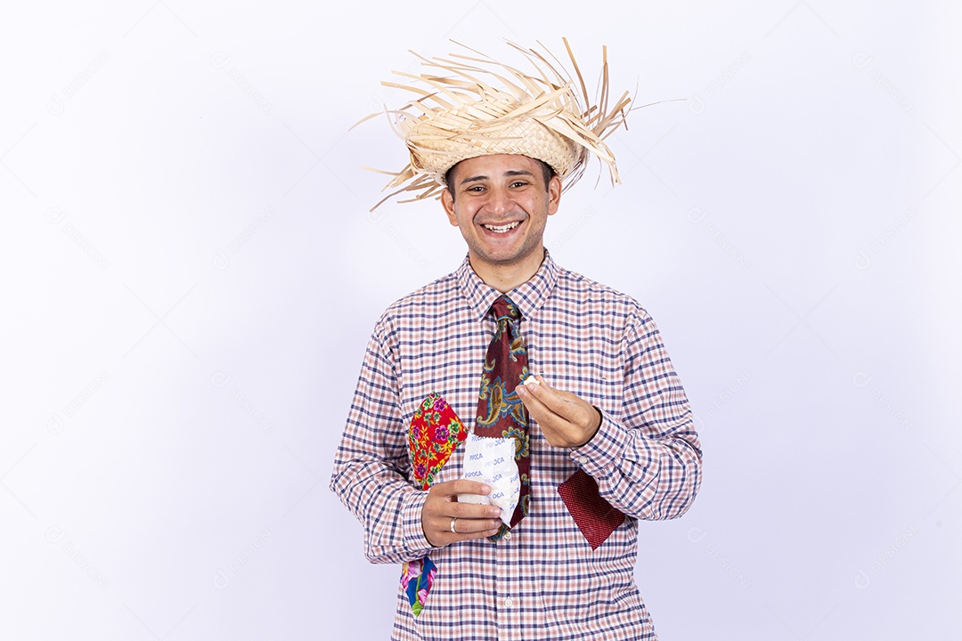 Homem usando roupas típicas de festas juninas