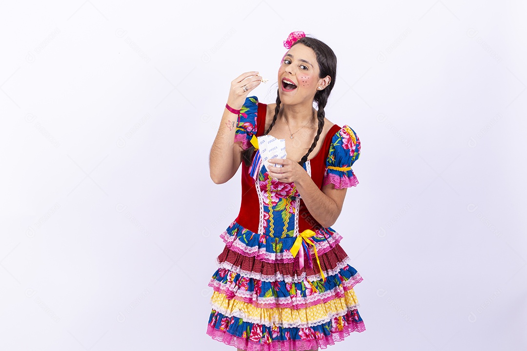 Mulher usando roupas típicas de festas juninas