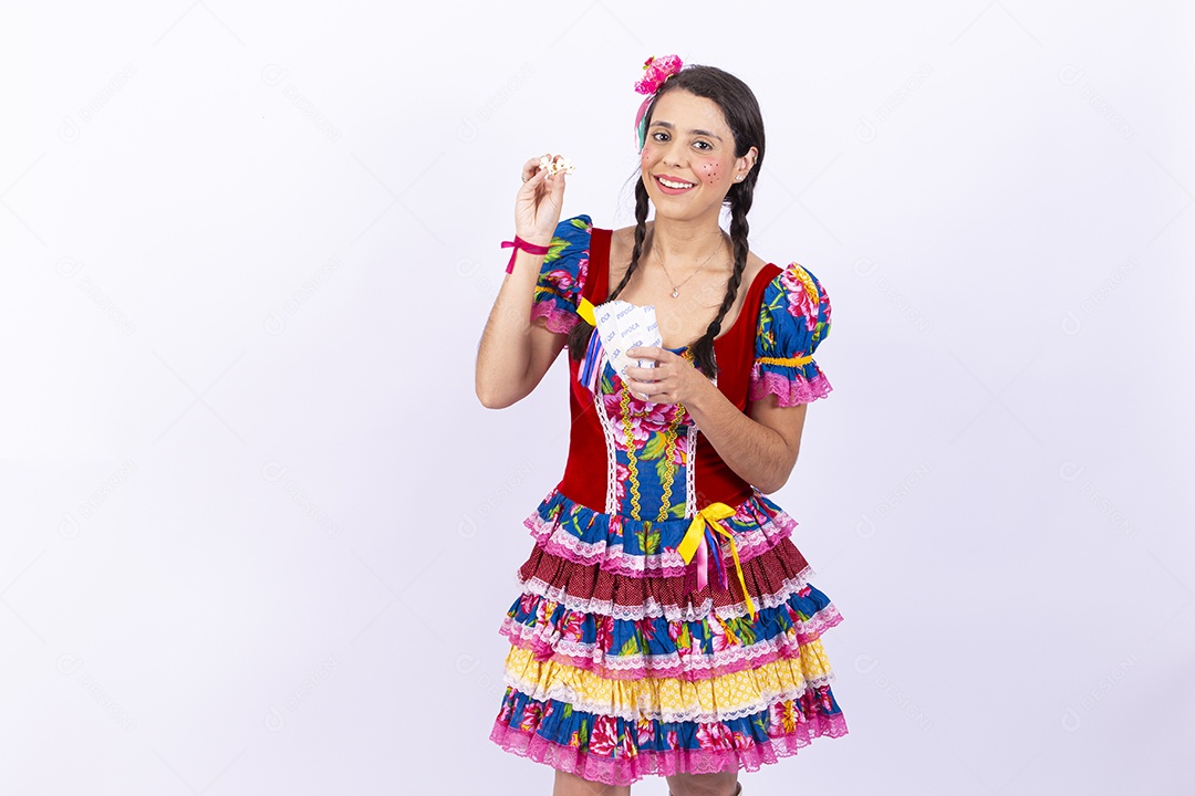 Mulher usando roupas típicas de festas juninas