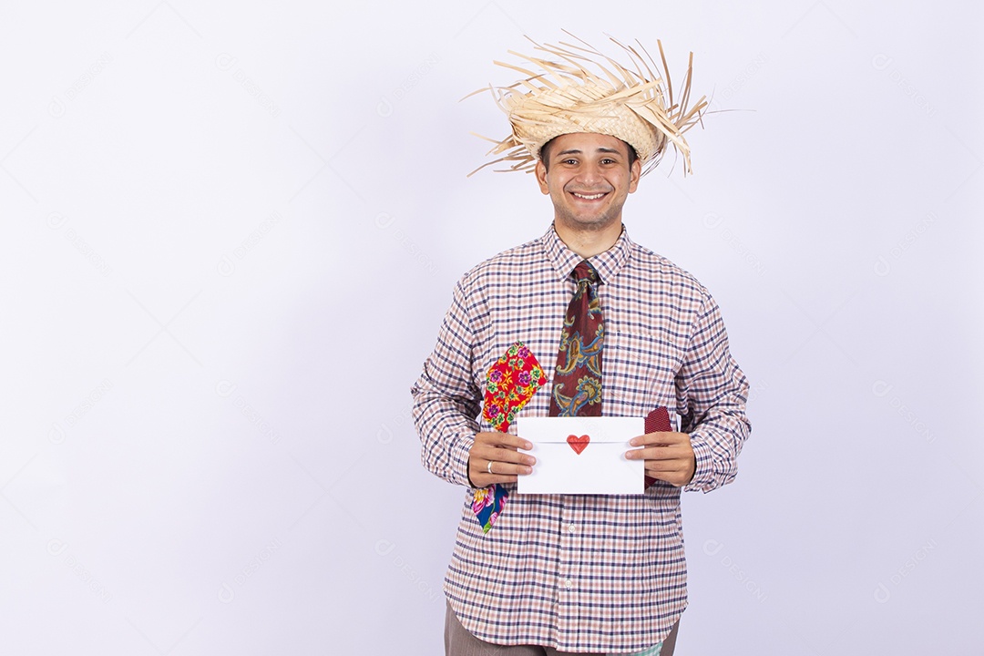 Homem usando roupas típicas de festas juninas