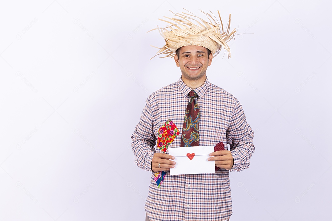 Homem usando roupas típicas de festas juninas