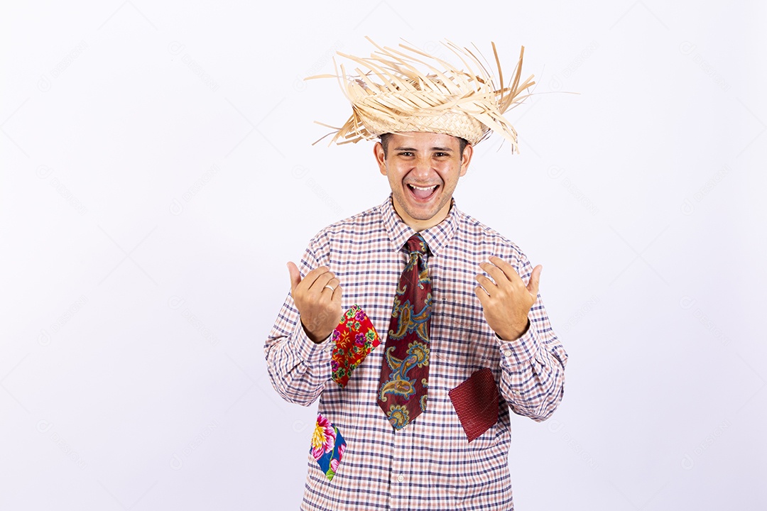 Homem usando roupas típicas de festas juninas