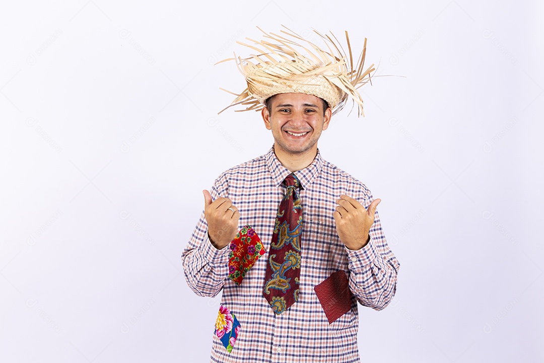 Homem usando roupas típicas de festas juninas
