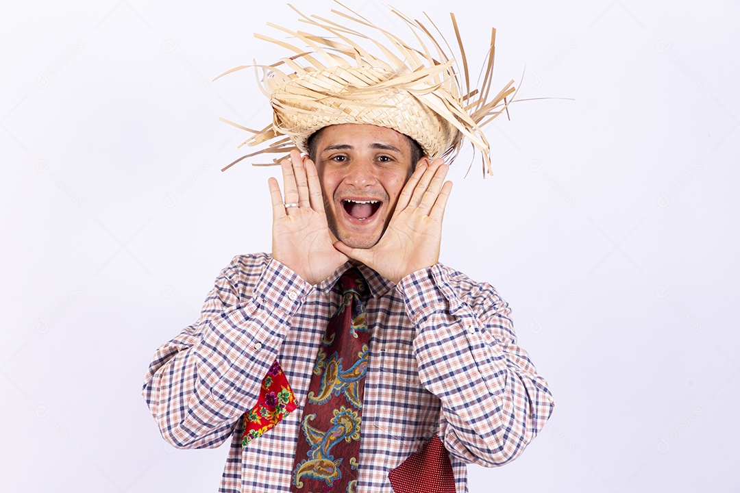 Homem usando roupas típicas de festas juninas