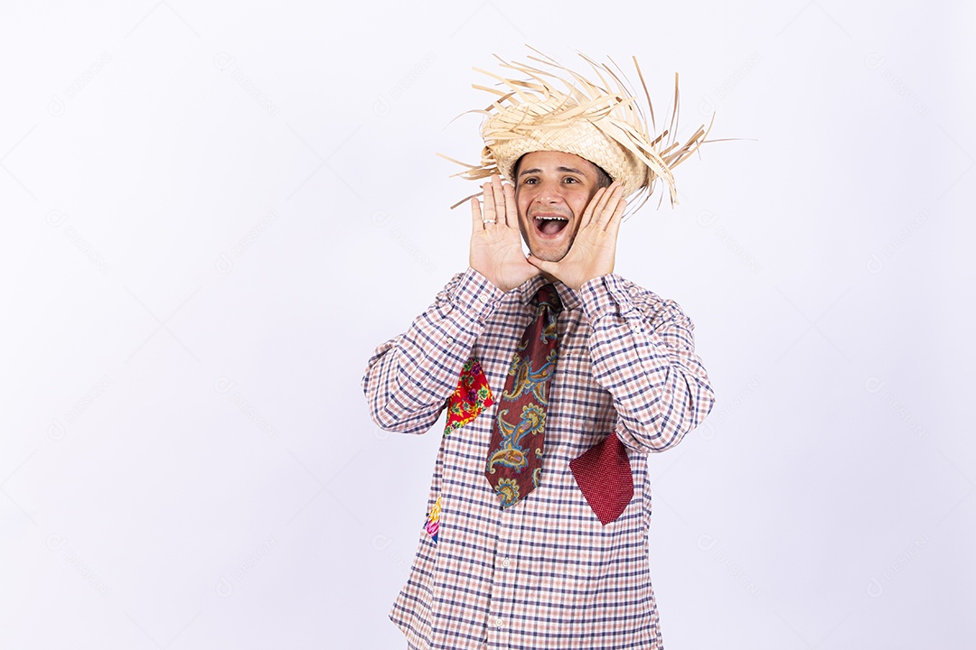 Homem usando roupas típicas de festas juninas