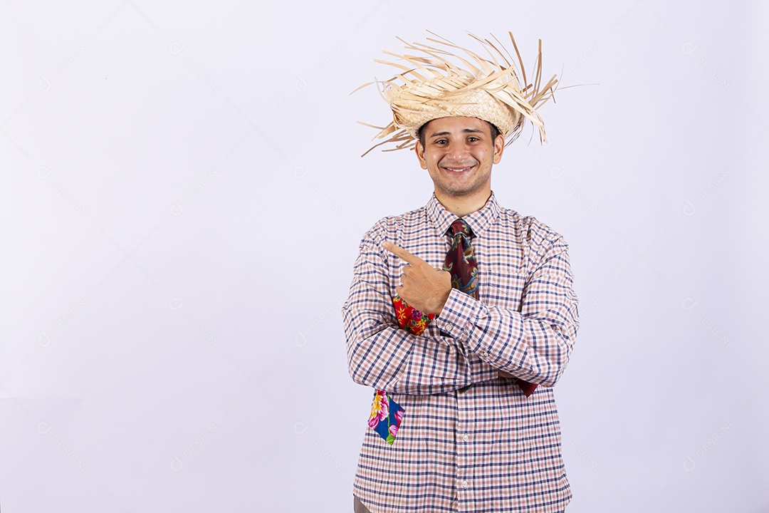 Homem usando roupas típicas de festas juninas