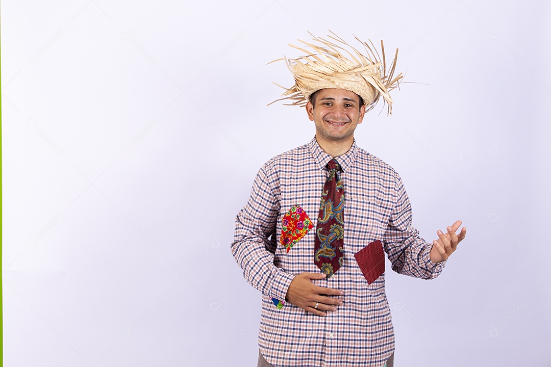 Homem usando roupas típicas de festas juninas