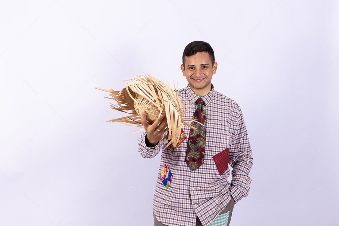 Homem usando roupas típicas de festas juninas