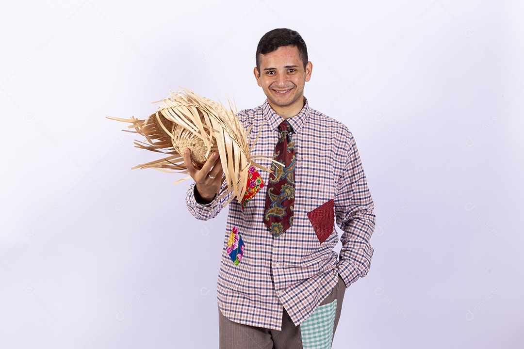 Homem usando roupas típicas de festas juninas