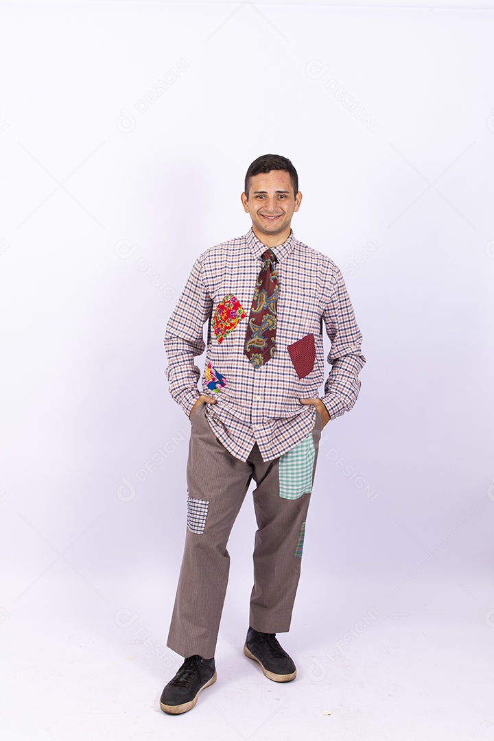 Homem usando roupas típicas de festas juninas