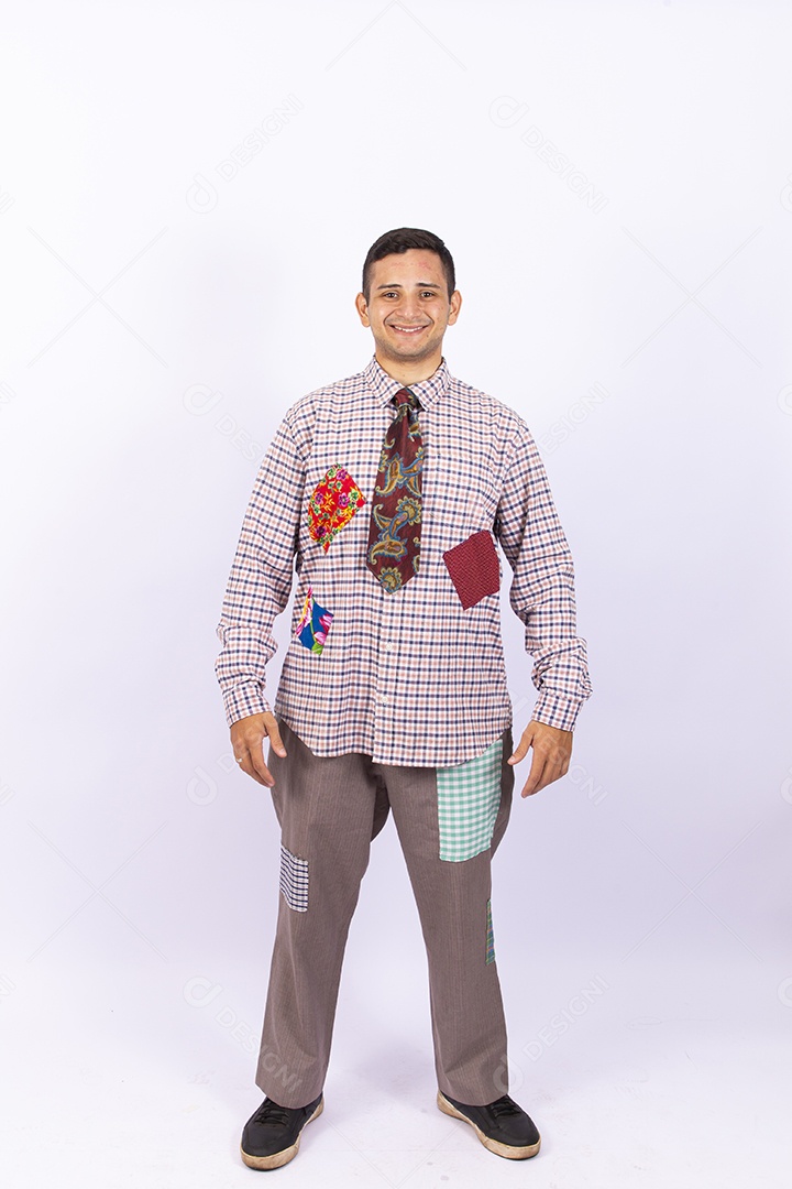 Homem usando roupas típicas de festas juninas