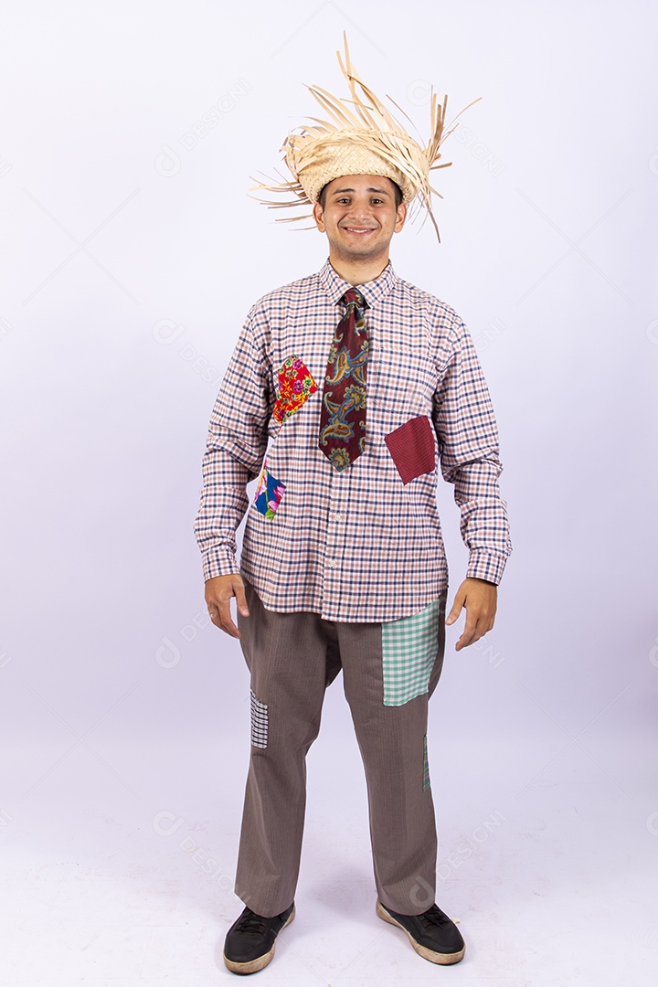 Homem usando roupas típicas de festas juninas