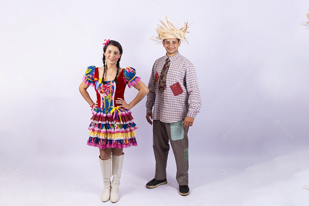 Casal usando roupas típicas de festas juninas