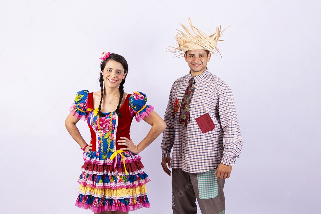 Casal usando roupas típicas de festas juninas