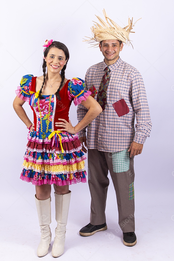 Casal usando roupas típicas de festas juninas