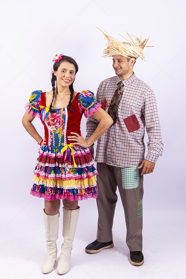 Casal usando roupas típicas de festas juninas