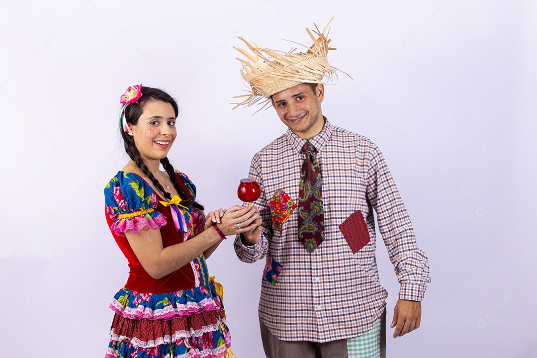 Casal usando roupas típicas de festas juninas