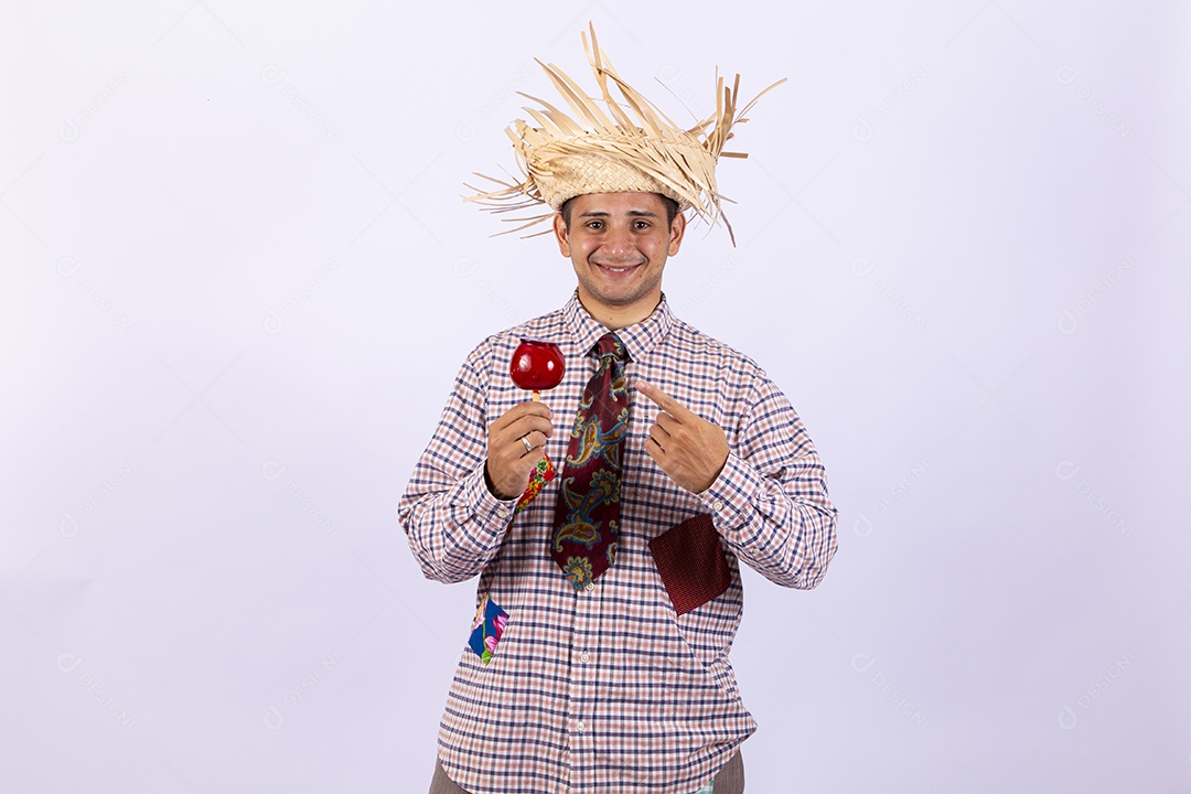Homem usando roupas típicas de festas juninas