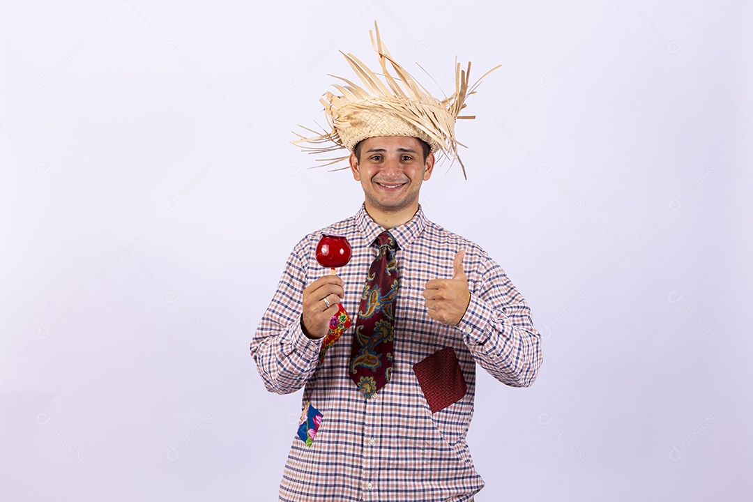 Homem usando roupas típicas de festas juninas
