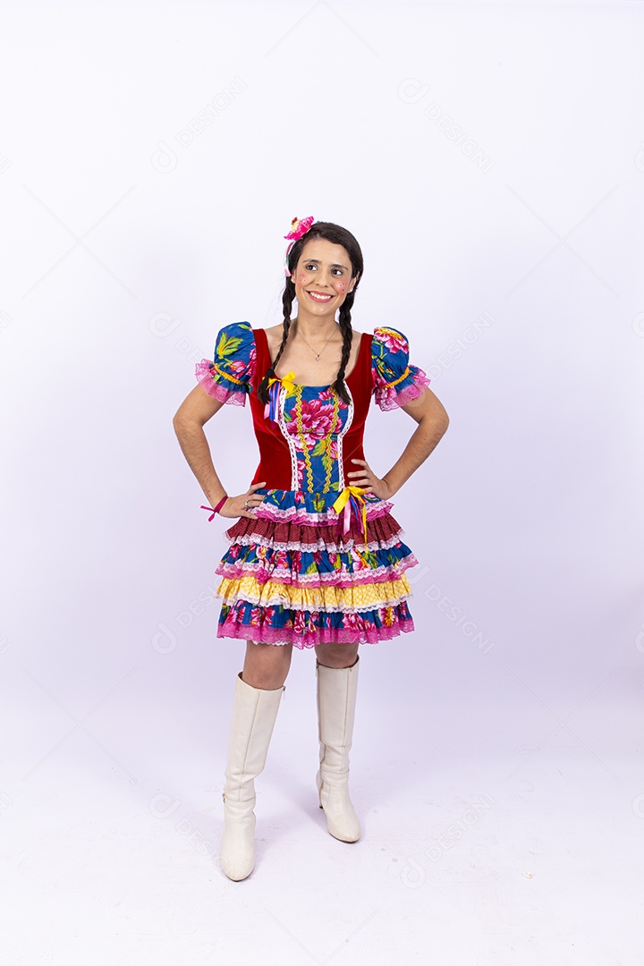 Mulher usando roupas típicas de festas juninas