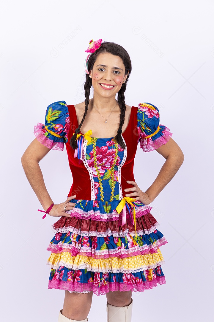 Mulher usando roupas típicas de festas juninas
