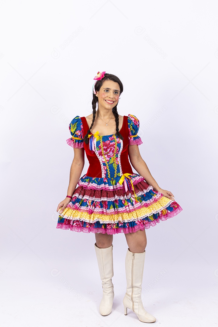 Mulher usando roupas típicas de festas juninas