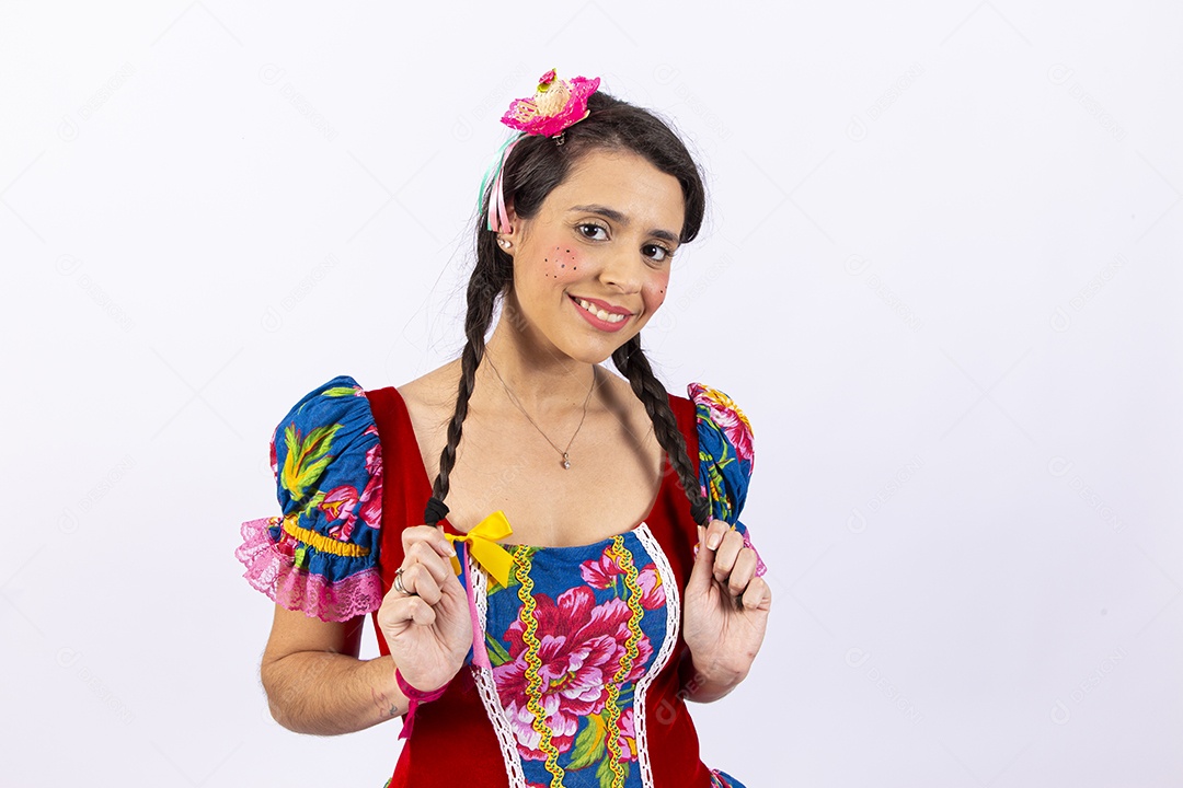 Mulher usando roupas típicas de festas juninas