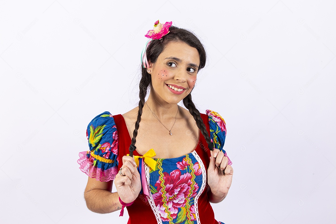 Mulher usando roupas típicas de festas juninas
