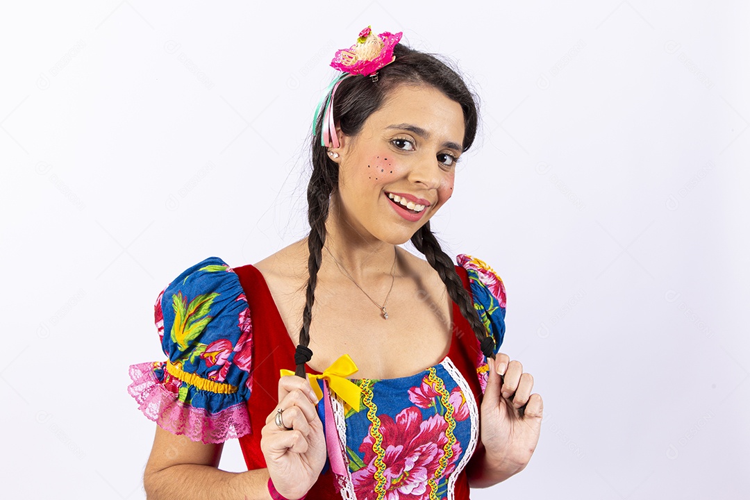 Mulher usando roupas típicas de festas juninas