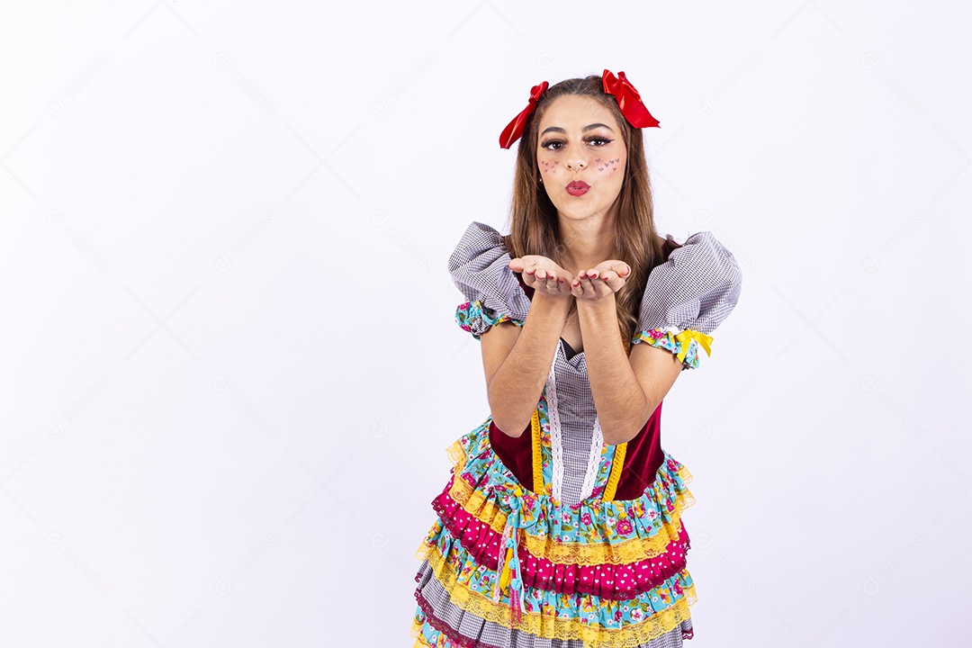 Mulher usando roupas típicas de festas juninas