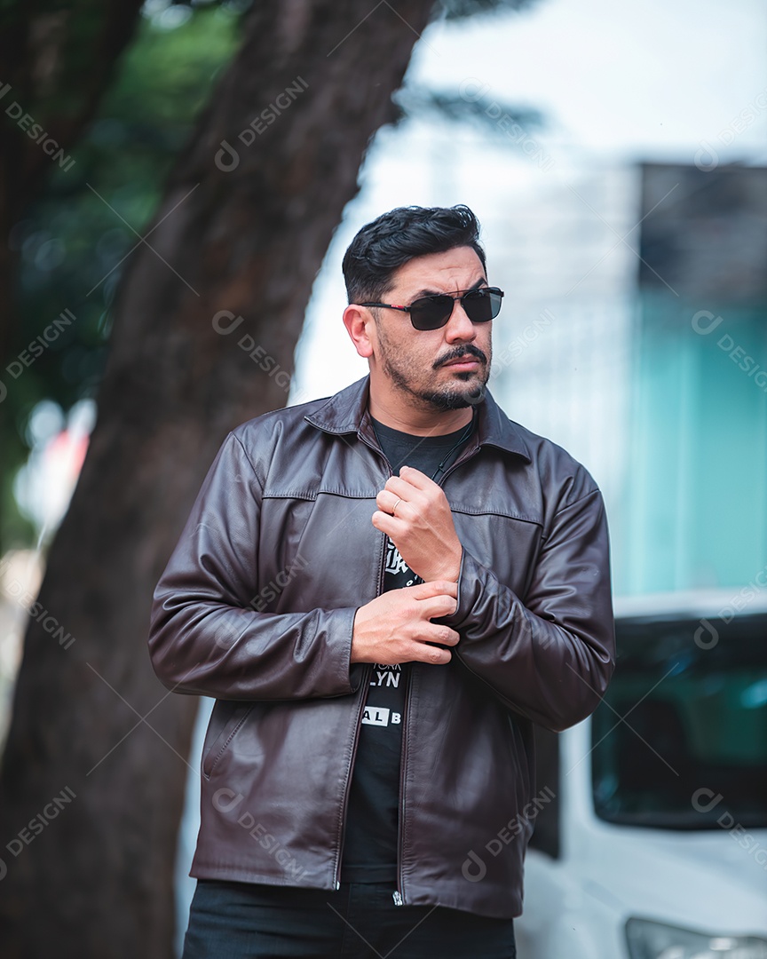 Homem bonito de meia idade serio olhando para o lado