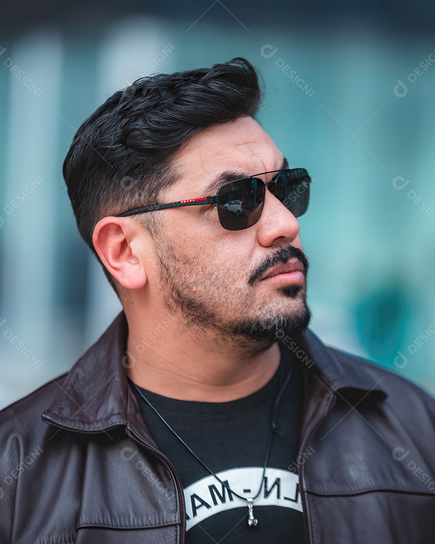 Homem lindo usando óculos de sol