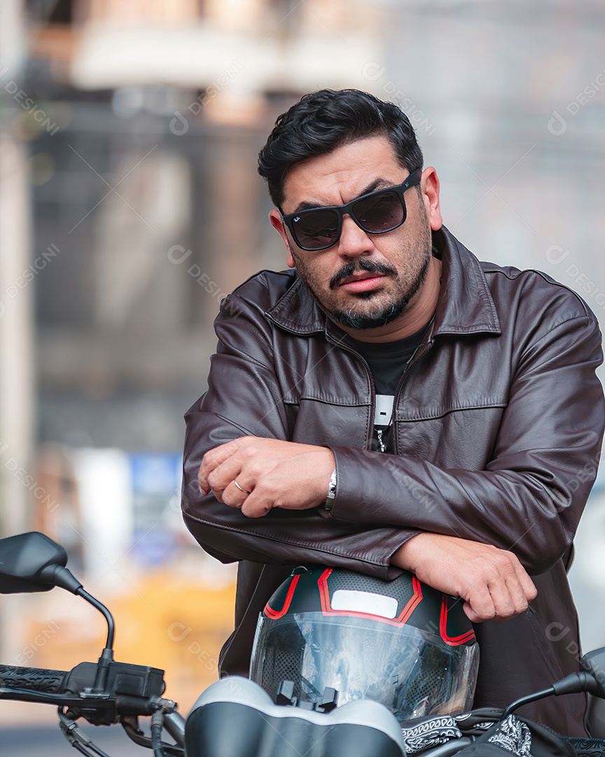 Homem lindo serio em cima de uma moto