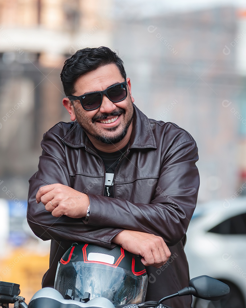 Homem lindo sorrindo em cima de uma moto com capacete