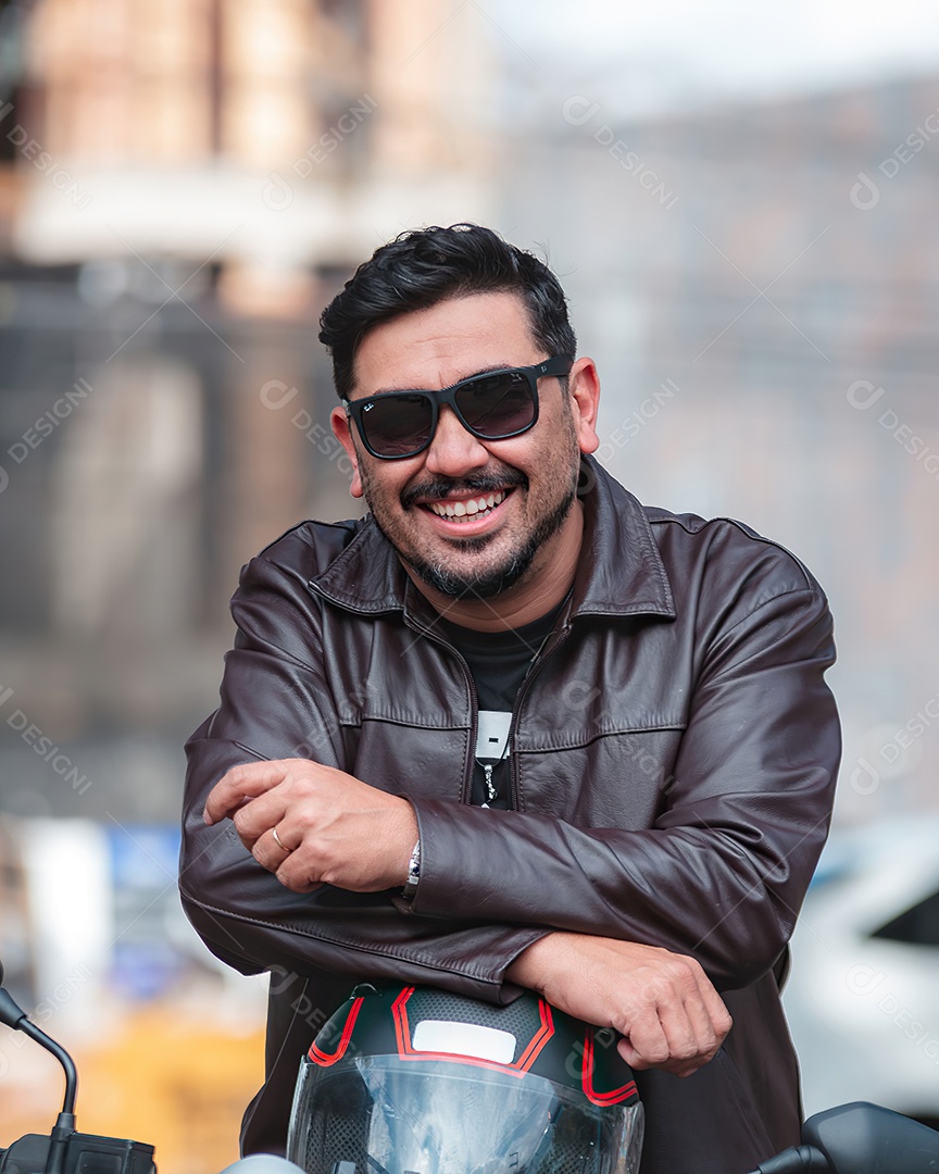 Homem lindo sorrindo em cima de uma moto com capacete