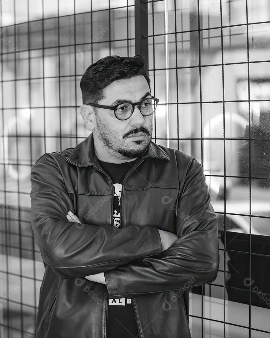 Homem de meia idade usando óculos de braços cruzados
