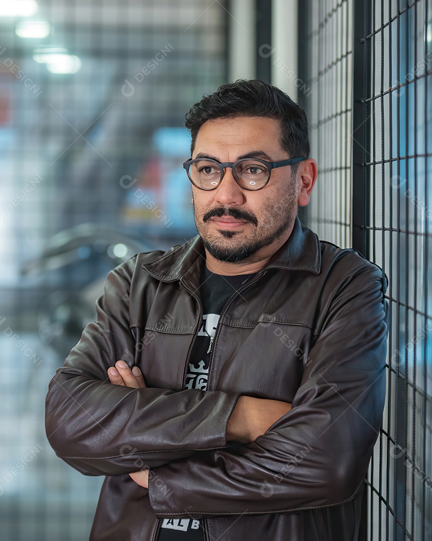 Homem de meia idade lindo usando óculos com braços cruzados