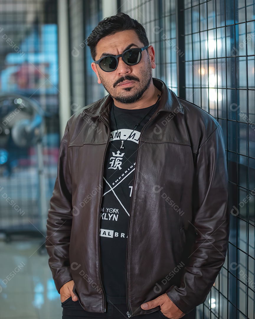 Homem de meia idade bonito posando para foto