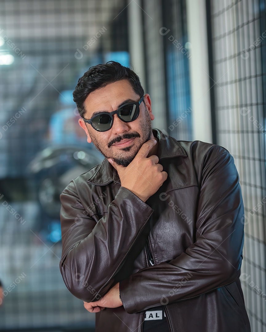 Homem bonito de meia idade serio olhando para o lado