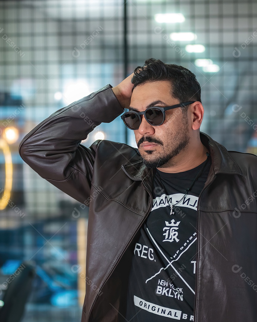 Homem de meia idade charmoso usando óculos de sol