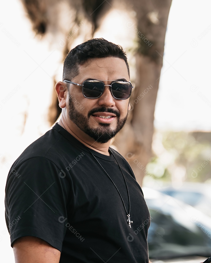 Homem de meia idade bonito usando óculos posando para foto