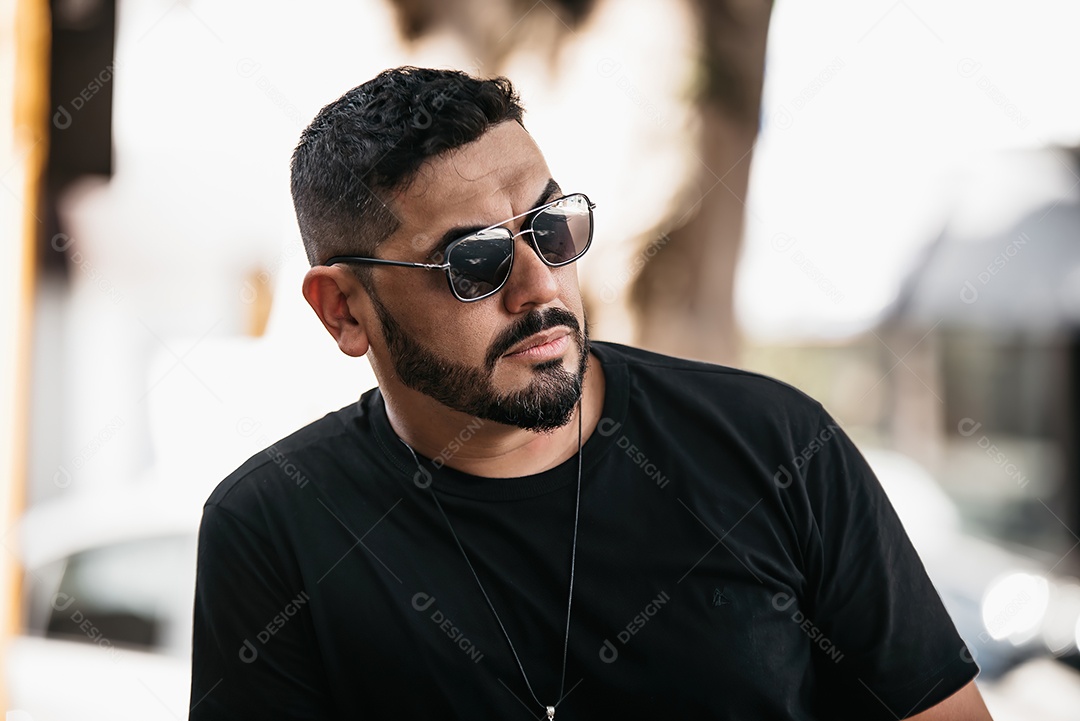 Homem bonito de meia idade serio olhando para o lado