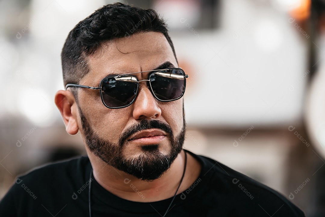 Homem bonito de meia idade serio olhando para o lado