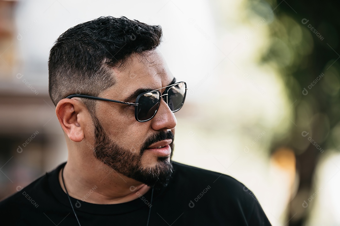 Homem bonito de meia idade serio olhando para o lado