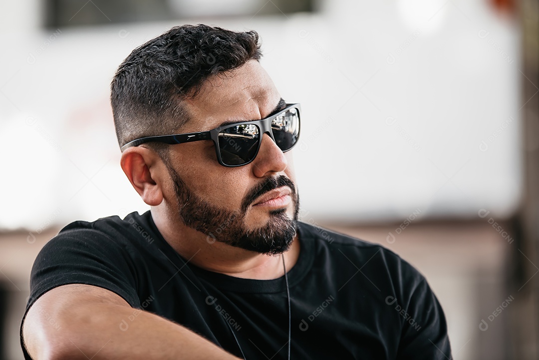 Homem bonito de meia idade serio olhando para o lado