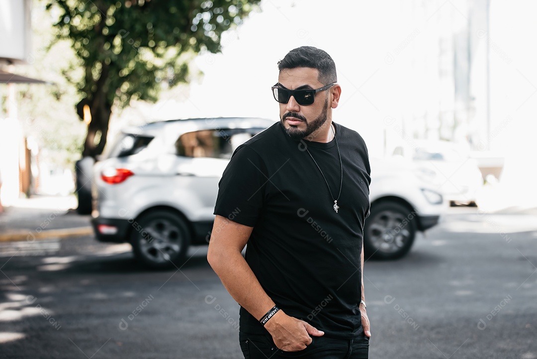 Homem de meia idade bonito posando para foto