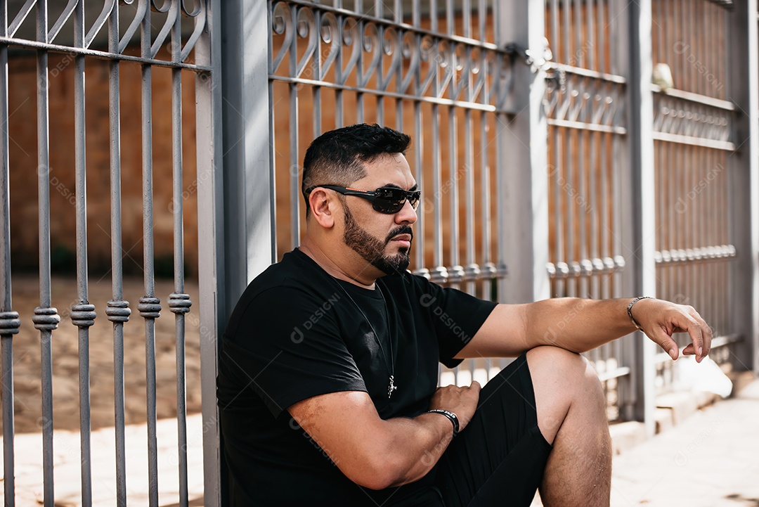 Homem de meia idade bonito serio posando para foto olhando para o lado