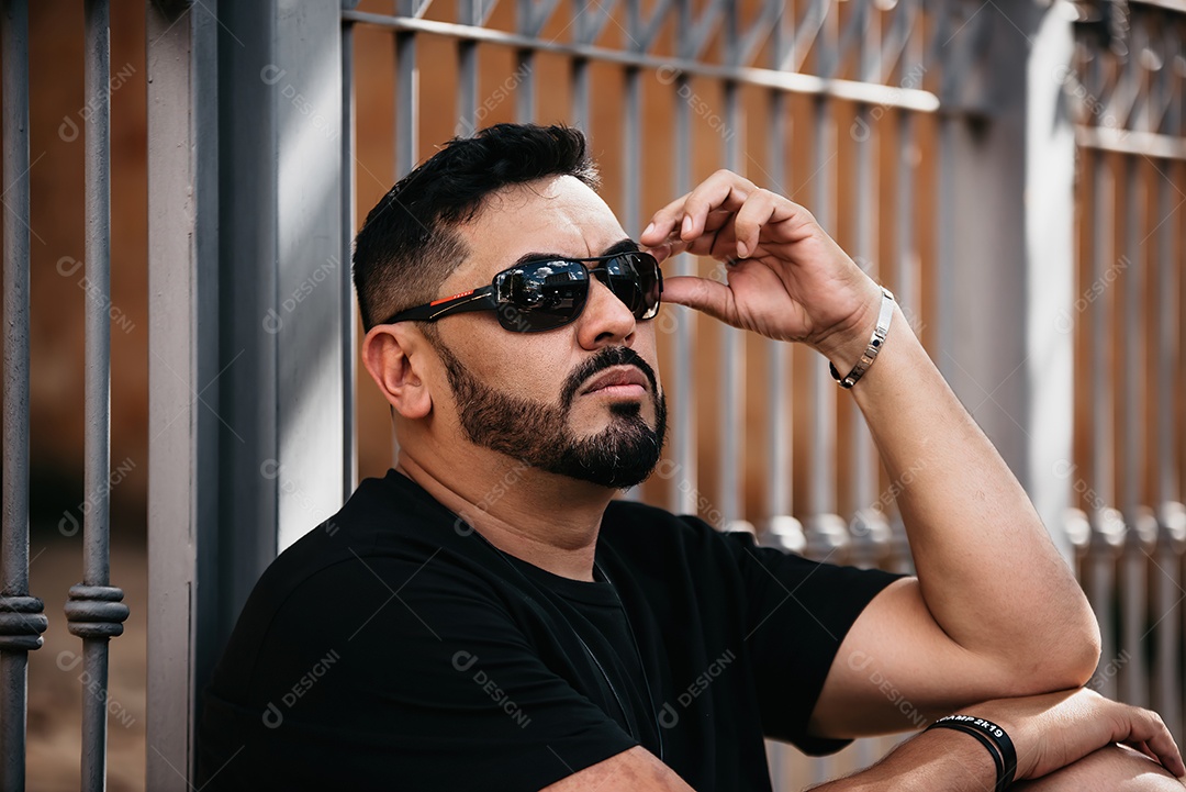 Homem de meia idade bonito serio posando para foto